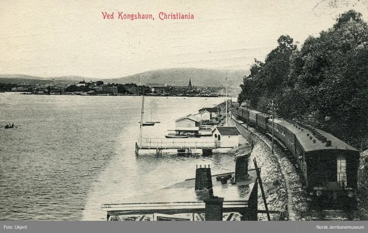 Damplokomotiv med persontog retning Kristiania (Oslo) ved Kongshavn