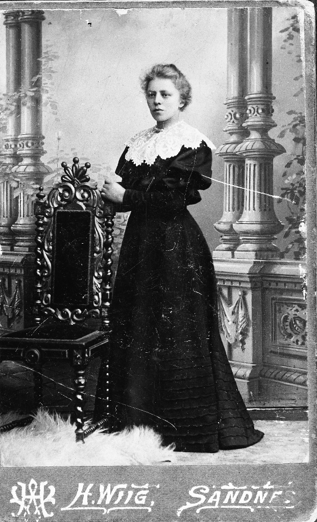 Nikoline Larsdtr. Kalberg (28.04.1885 - ) reiste til Amerika ca 18 år gamal og vart gift med Karl Johan Åsland (18.01.1884 - ) der borte.