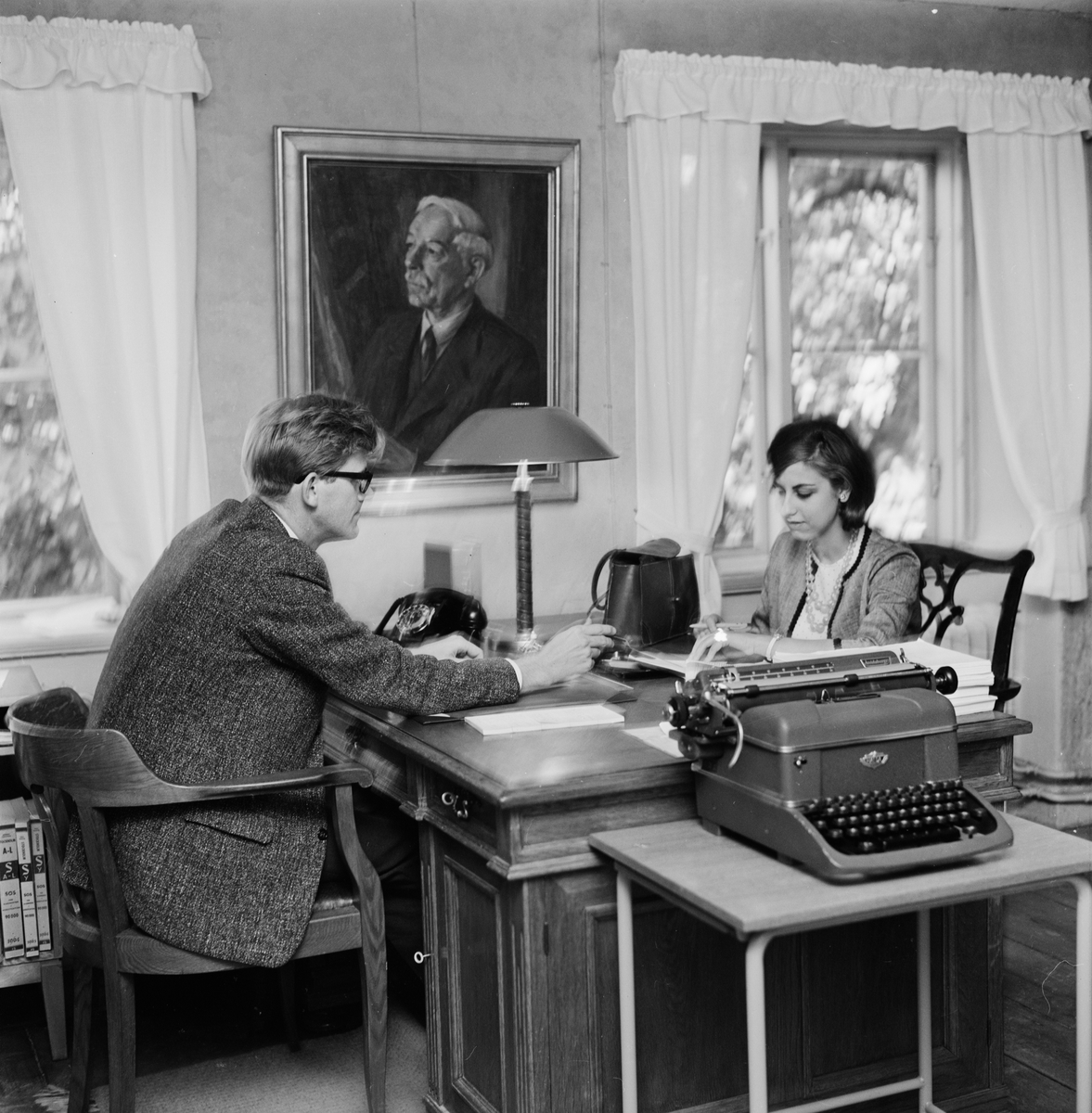Man och kvinna på kontor, Skytteanum, Uppsala 1964
