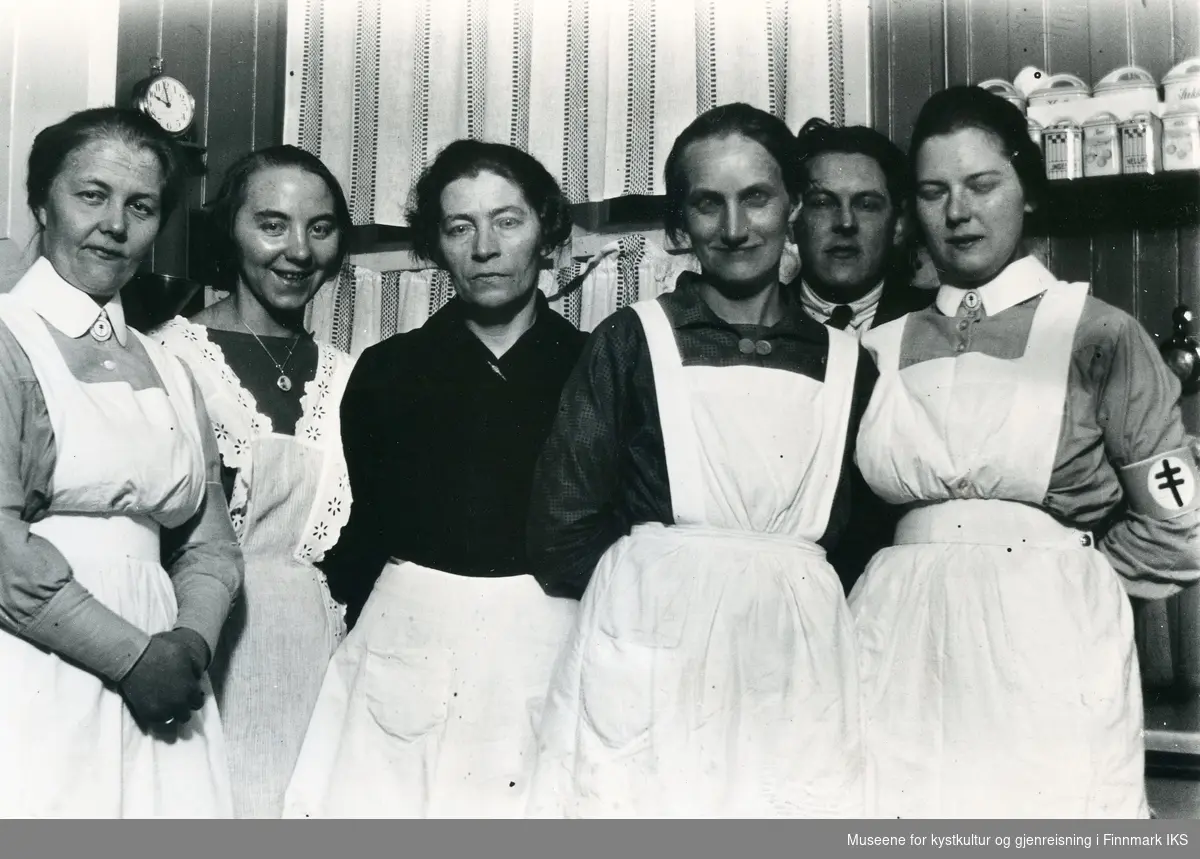 Honningsvåg. Ansatte ved Tuberkulosehjemmet (1921-1944), fotografert på kjøkkenet. 1930-årene.