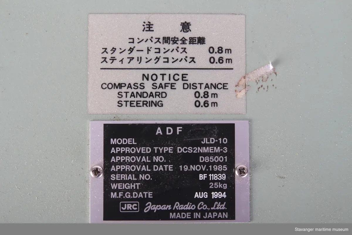 Modellen utstilt er et automatisk goniometerpeileapparat med gyrorepeater for direkte avlesning av radiopeiling, type JRC JLD-10 (Japan Radio Co., Ltd.). Apparatet er designet for bruk ombord på handelsskip og typegodkjent i 1985 i samsvar med kravene i 1974 SOLAS* og anbefalinger fra IMO**.
Apparatet sto ombord i bøyelasteren De/T "Randgrid"*** (Diesel-electric Tanker) fra skipet ble levert nytt i 1995 fram til museet overtok det i 2004. 
