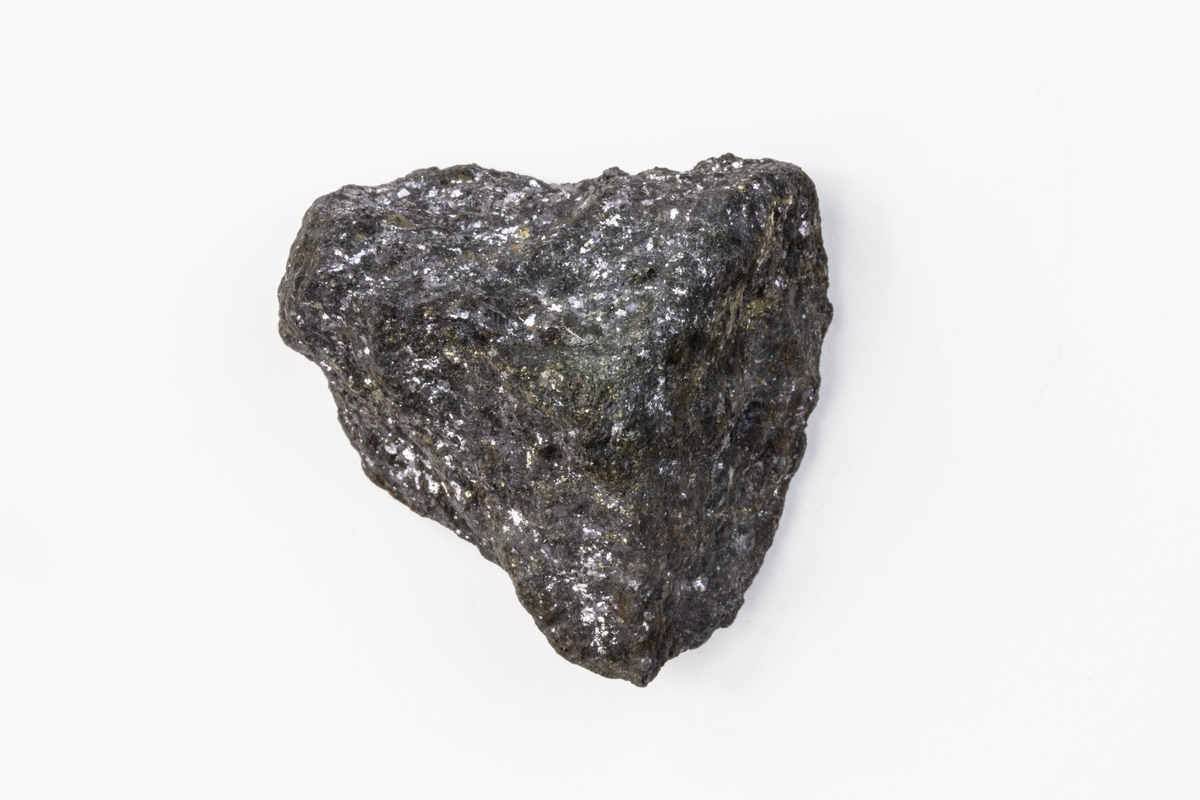 Ett mineral som består av blysulfid. Färgen är ljusgrå metallisk. Malmen sönderfaller lätt i små tärningar. Exemplaret har okänt ursprung men ingår i Adolf Andersohns samling.