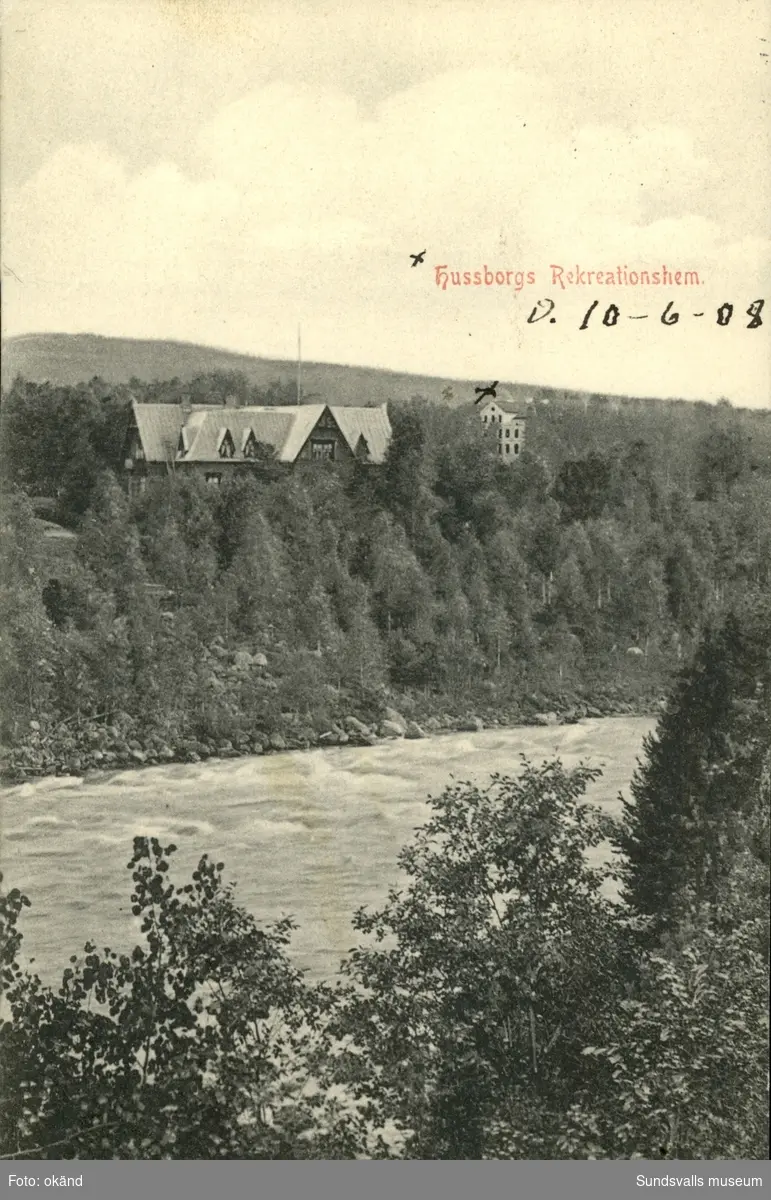 Vykort med motiv över Hussborgs rekreationshem i Ljungaverk. Fastigheten i förgrunden kallades Bergs villa.
