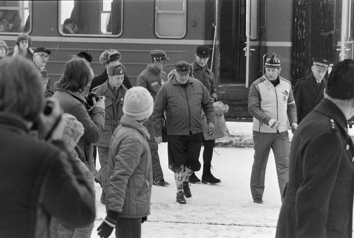 Kong Olav, ankommer Hamar Jernbanestasjon i forbindelse med Norgesmesterskapet på ski i Vang 1977. 