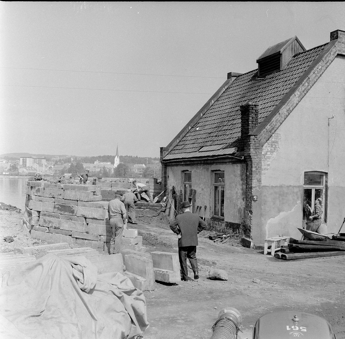 Flom i Mjøsa, 1967. Mjøsflom, sikring ved pumpehuset, Tjuvholmen, Hamar.
