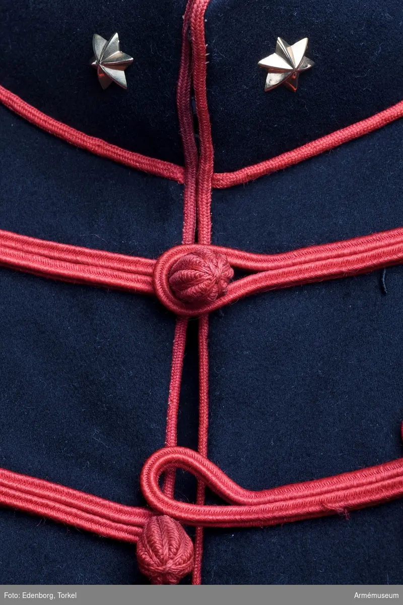 Grupp C I.
För löjtnant vid 3. husarreg:t, Röda kavalleriet, Holland.
Av mörkblått blått (svart) kläde, enradig, med 6 knappar av trä, överklädda med silkesbroderi. Tvärs över bröstet 6 rader röda snören som  avslutas vid ändarna med runda knappar och 2 öglor. Röda snören längs rockens framkanter och nederkant samt på ryggsidan två fält av öglor av samma röda snören. Axelklaffar i form av  tränsar med två öglor av röda snören. Foder av svart sidentyg.
Vid kragen finns en firmaetikett: "Ch. Gabiat. Witte  Vrouvenstraat 1. Utrecht". Knappar, alla av trä, överklädda  med silkesbroderi. 6 höga stående. 12 (6 i rad) runda, alla på bröstet och 2 runda på ryggen. Krage av samma mörkblå kläde, upprättstående, med raka vinklar och med röda snören  på kragens övre och nedre kanter. På kragens både sidor  sex-uddiga stjärnor av gulmetall, löjtnantgrad. Ärmuppslag  Ärmuppslag har fält av röda snören i form av ungerska husarknuten, l:280 mm.