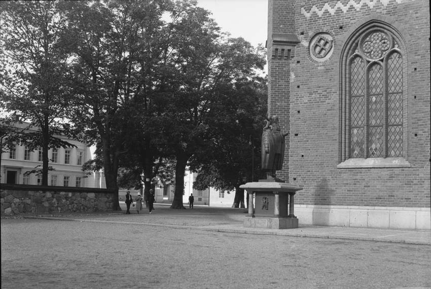 Domkyrkoplatsen med Rudbeckius-statyn, Västerås.