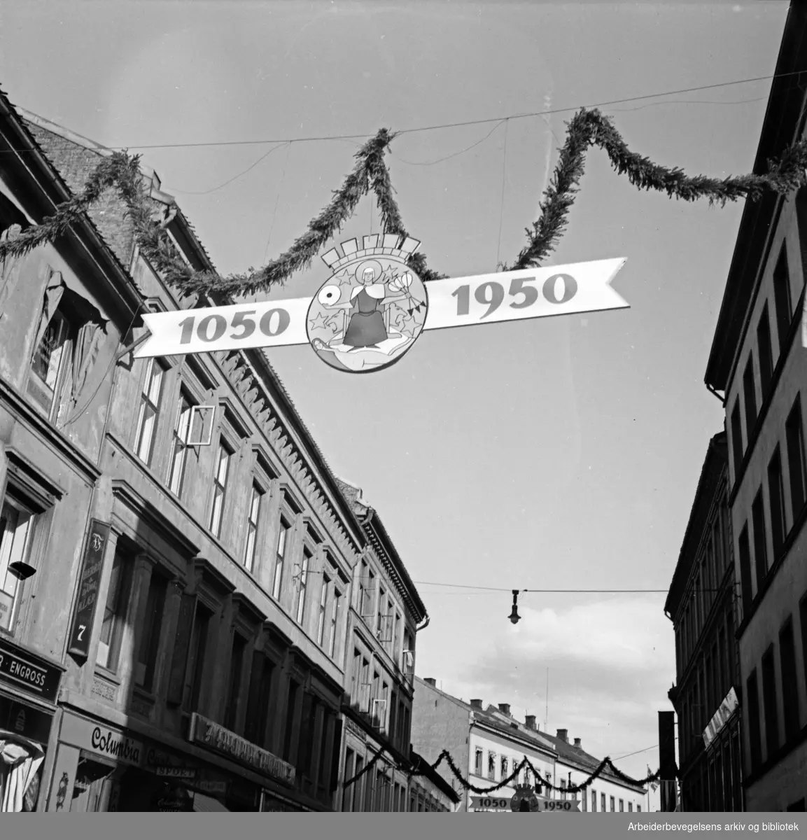 Fra feiringen av Oslo bys 900-års jubileum, mai 1950. Youngs gate. Oslos byvåpen 1050 - 1950.