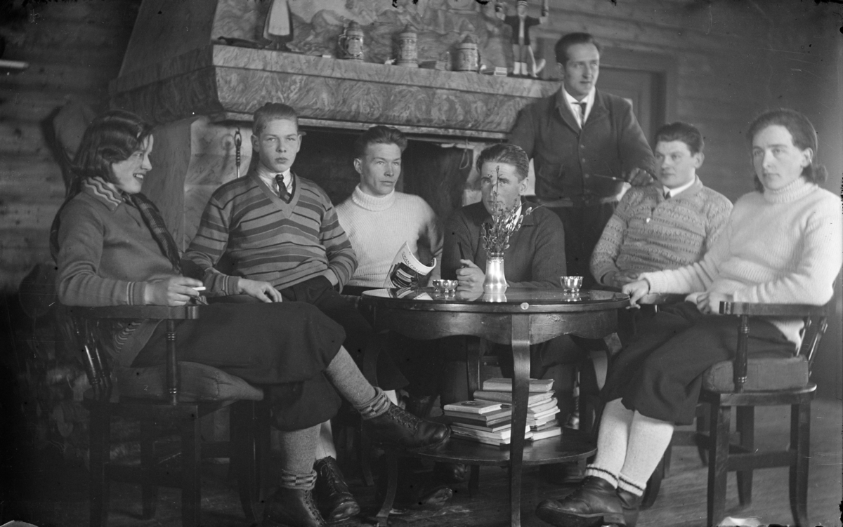 På Skei vinteren 1931, ved peisen i Skeikampeen turisthotel/hytte. Foran fra venstre Ruth Solbakken, nr 3 Adolf Didriksen og nr 4 Hans Skumlien. Karl Olav Moe står bak.