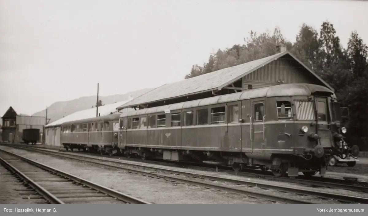 Diesemotorvogn Bmdo 86 56 med styrevogn på Gol stasjon. Vognene ble benyttet i persontoget mellom Drammen og Gol