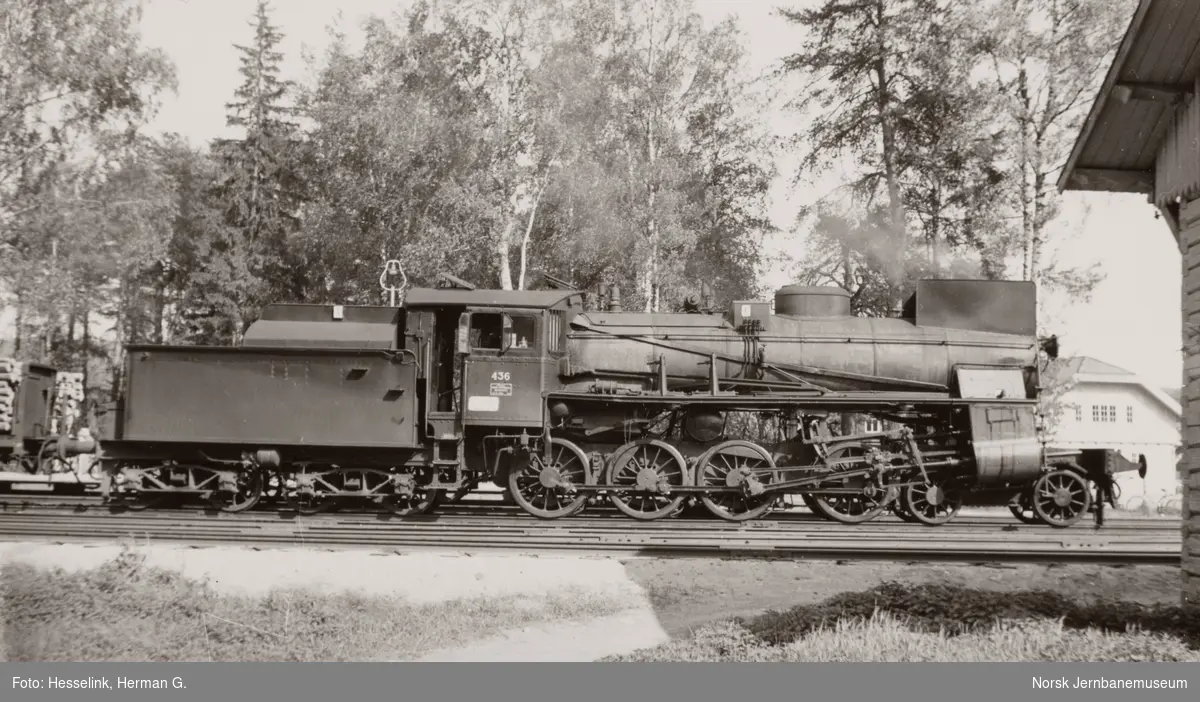 Damplokomotiv type 26c nr. 436 med godstog på Rena stasjon