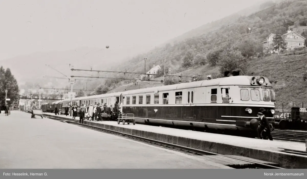 Dieselmotorvognsett type 88 med ekspresstog fra Bergen til Oslo Ø, tog ...