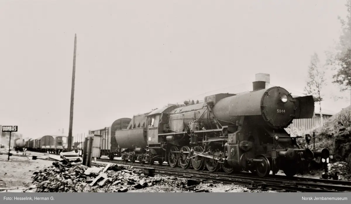 Damplokomotiv type 63a nr. 5844 med godstog til Åndalsnes, tog 5253, på Dombås stasjon.