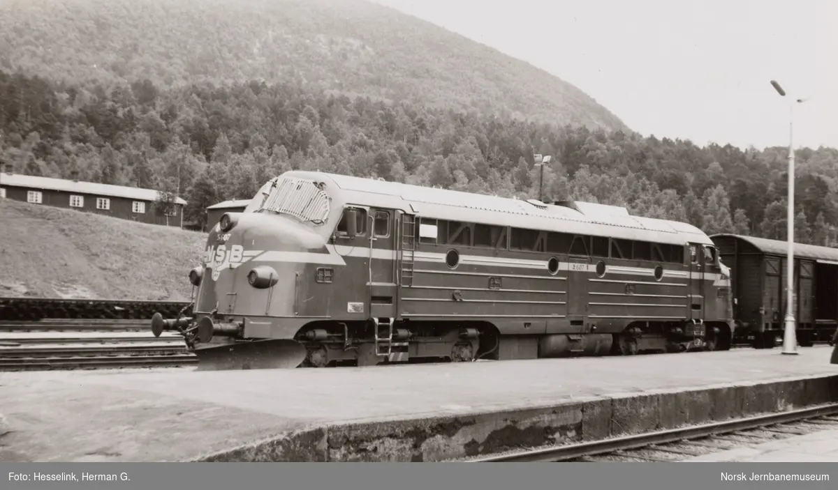 Diesellokomotiv Di 3 607 med persontog fra Oslo Ø til Åndalsnes, 351, på Dombås stasjon