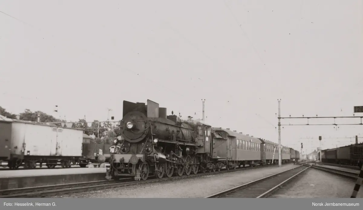 Damplokomotiv type 26a nr. 216 med persontog fra Trondheim til Oslo Ø over Røros, tog 302, på Hamar stasjon