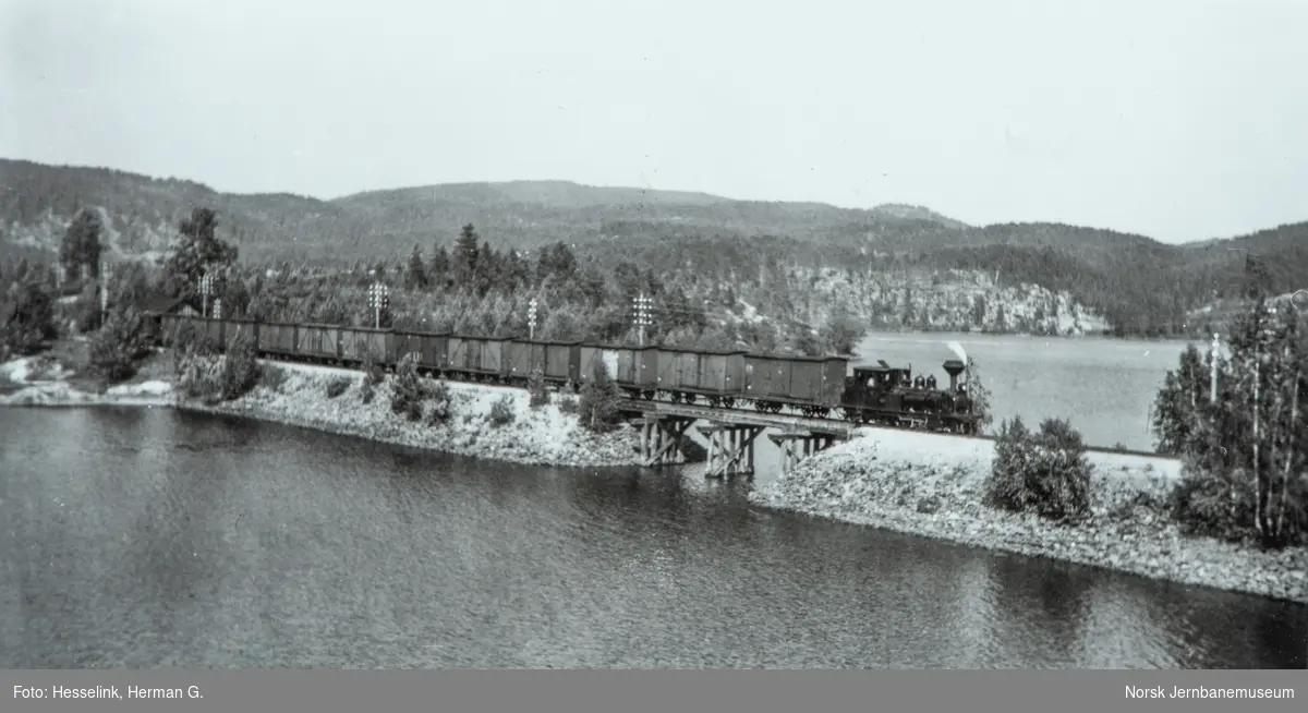 Damplokomotiv type XXI nr. 5 med blandet tog fra Byglandsfjord til Grovane på Errekilen bru mellom Hægeland og Moisund på Setesdalsbanen