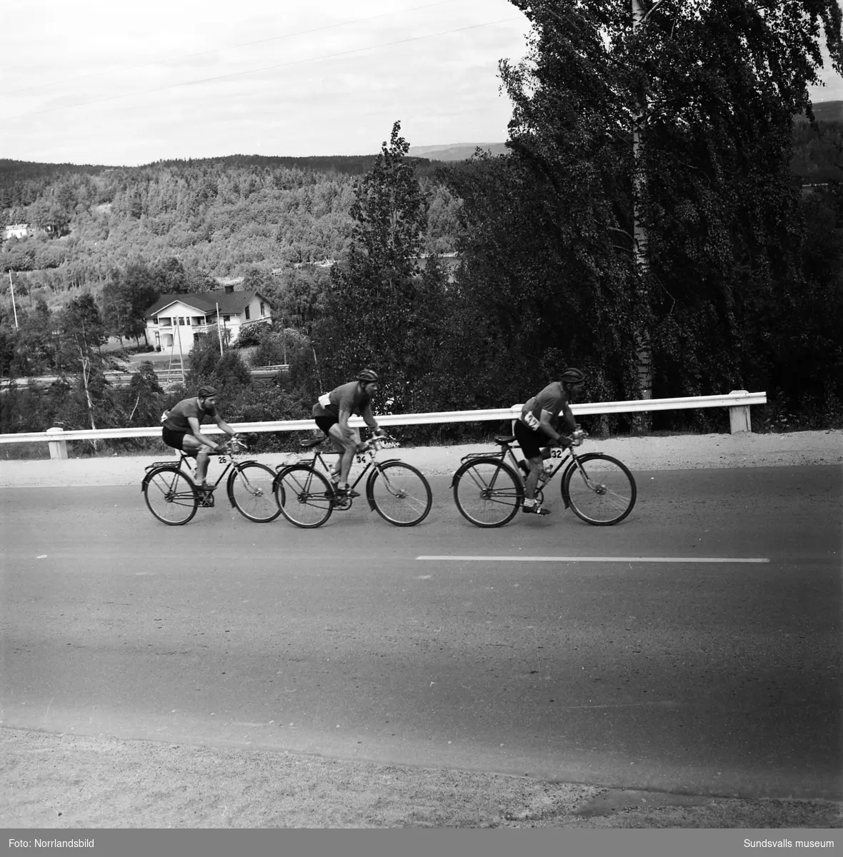 Cyklisterna i Sverigeloppet 1957 på sin färd genom Sundsvall.