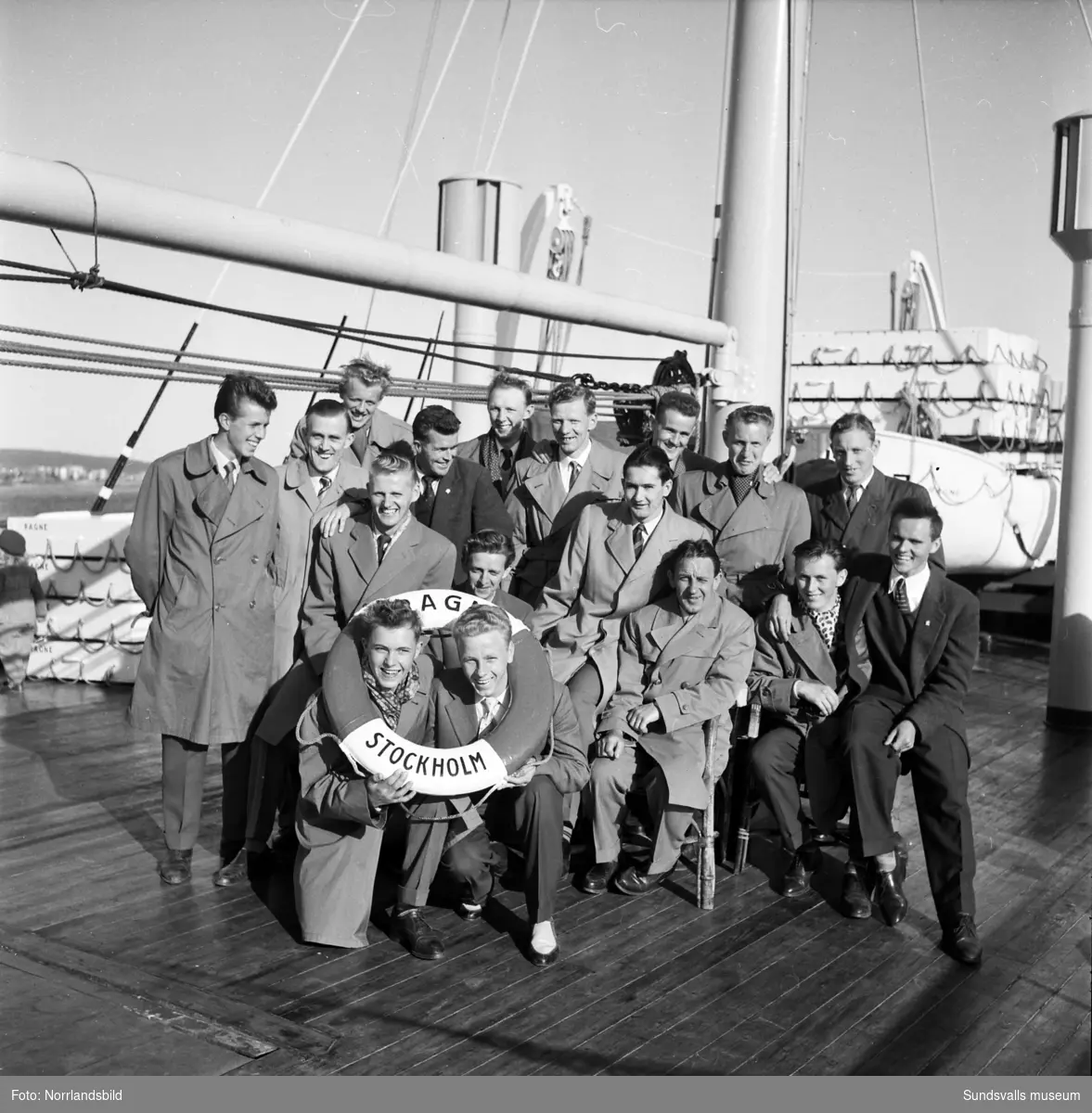 Svartviks fotbollslag 1955 reser med båten Ragne till Stockholm.