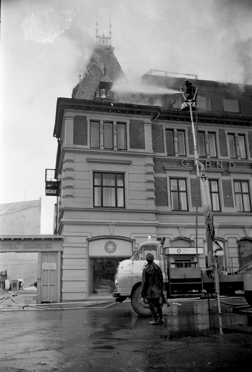 Brann, Grand Hotel, Hamar, 1969.  Stigebil fra Falken.