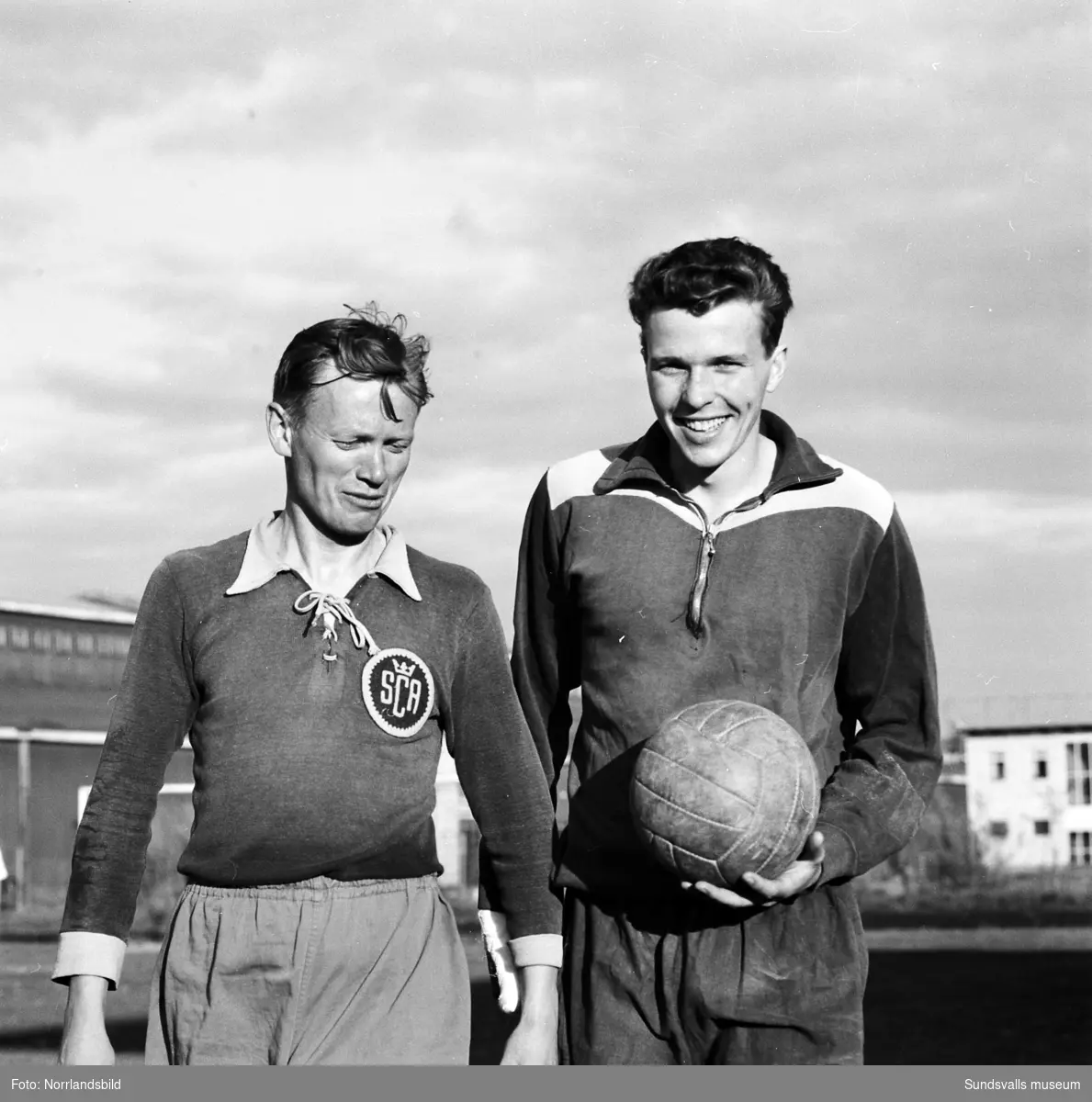 Ishockeyspelarna Bosse Eriksson och Bert-Ola Nordlander i Wifsta/Östrand, senare Timrå IK, spelar fotboll.