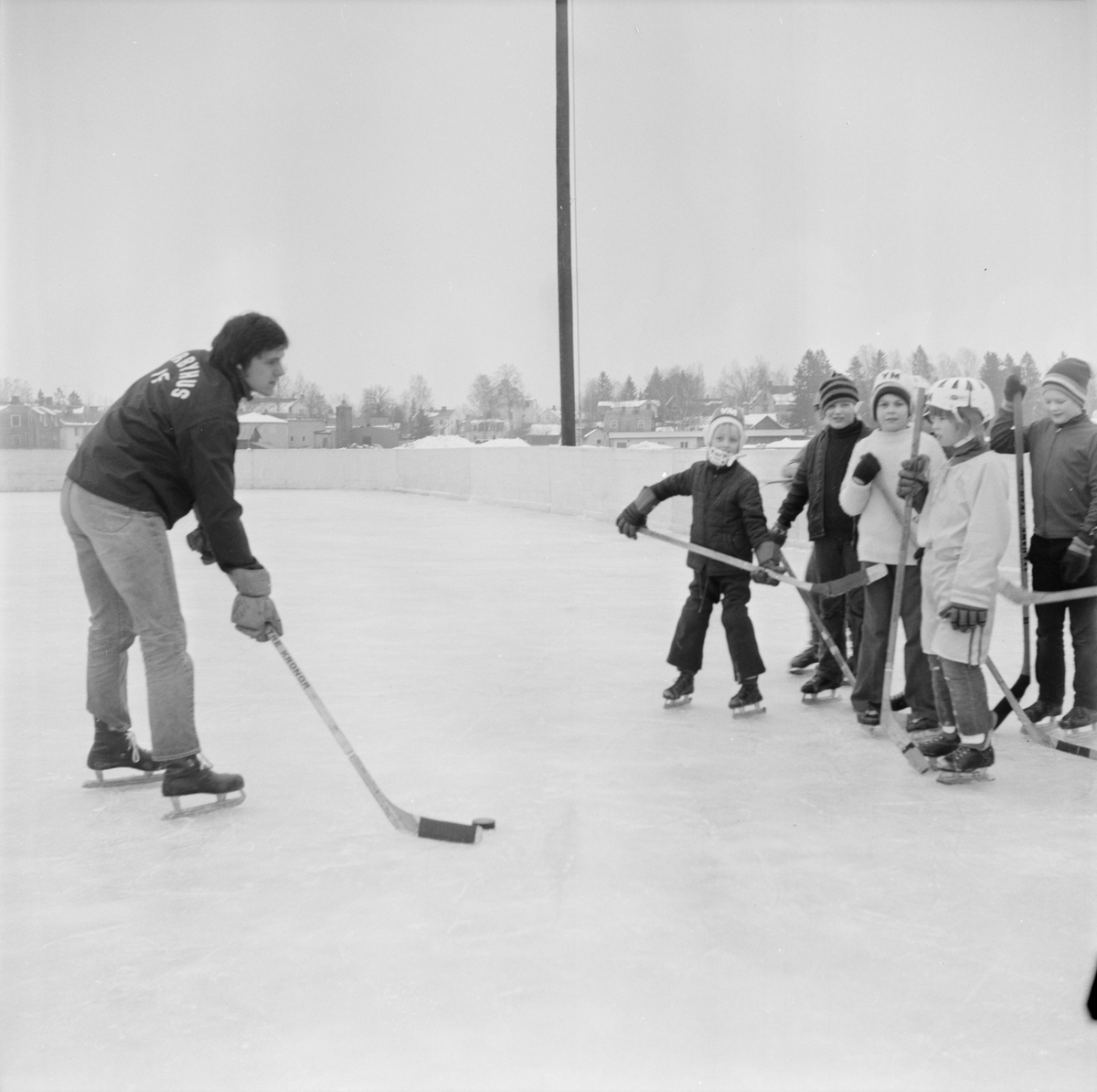 Populärt med hockey på lov, Tierp, Uppland, februari 1972