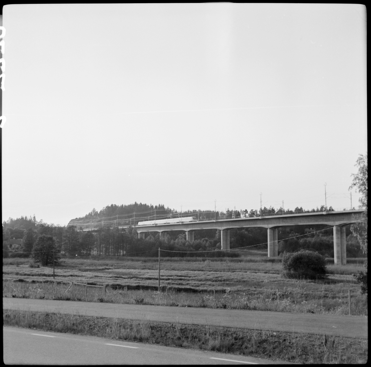 Statens Järnvägar, SJ X2 på viadukten vid Läggesta station.