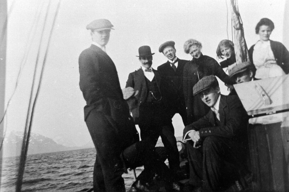 Gruppebilde av menn og kvinner på båttur.