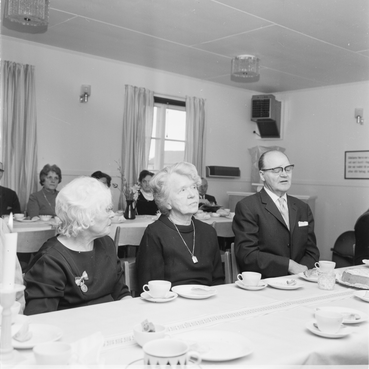 Röda Korsets silvermedalj till kvinna i Hållnäs, Uppland 1972