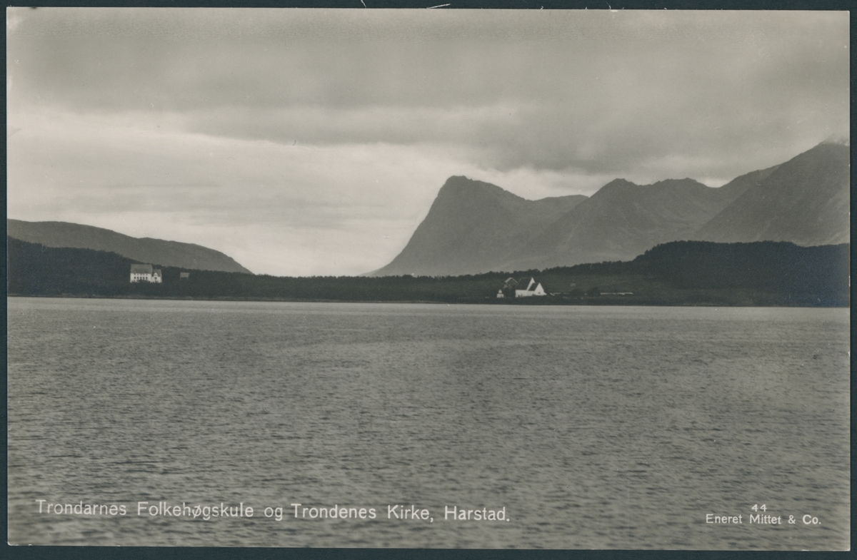 Postkort med motiv fra Trondenes. Folkehøgskolen til venstre og Trondenes kirke til høyre. Grytøyfjellene i bakgrunnen.
