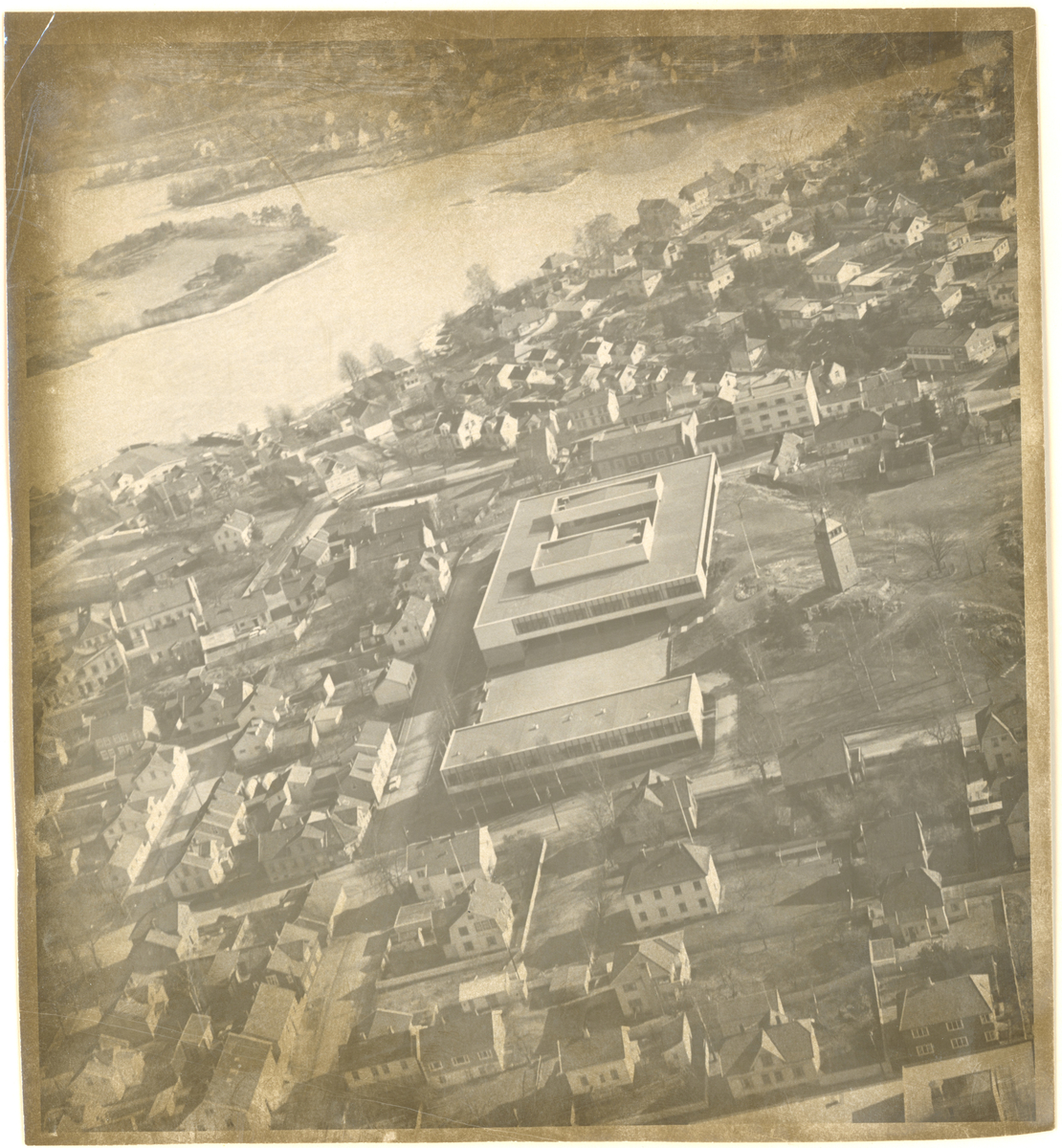 Utsikt. Flyfoto. Våren 1964.
Foto er tatt over Skarmyra og nordøst.
Detaljer:	Bytårnet, Bytårnet skole, Skarmyra, Klostergata, Klommesten og mye annet.
Historikk: Bytårnet ble oppført i 1920. 
