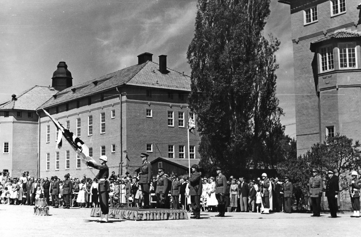 Fanöverlämning den 7 juni 1958

Regementets nya fana höjs för första gången.
Till höger, i svart uniform, ser vi landshövding Bo Hammarskjöld.

OBS! två bilder.