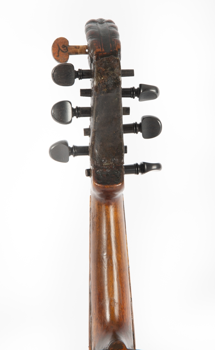 Hardingfele laga av Tørstein Nilson i 1832. Signert på merkelapp innvendig i instrumentet. Tradisjonell hardingfele av eldre type, i slekt med tradisjonane etter Isak og Trond Botnen.