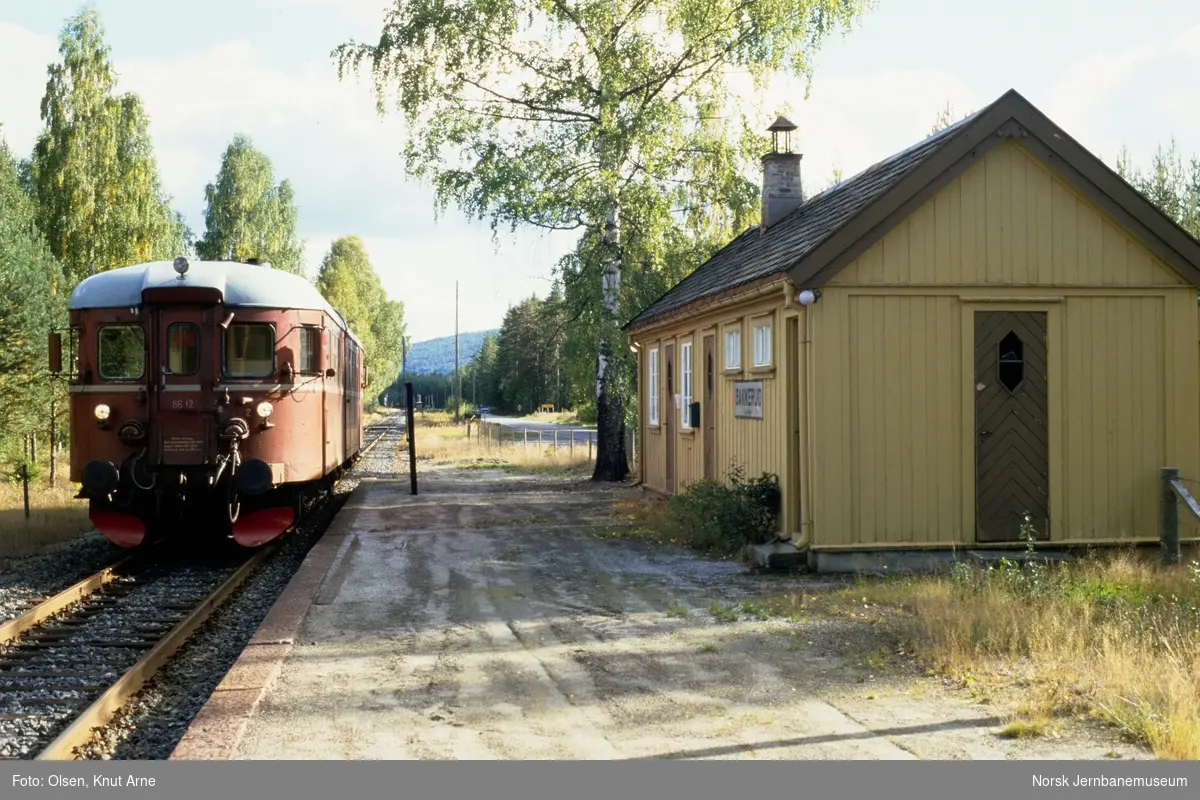 Dieselmotorvogn BM 86 12 med persontog til Rødberg på Bakkerud holdeplass