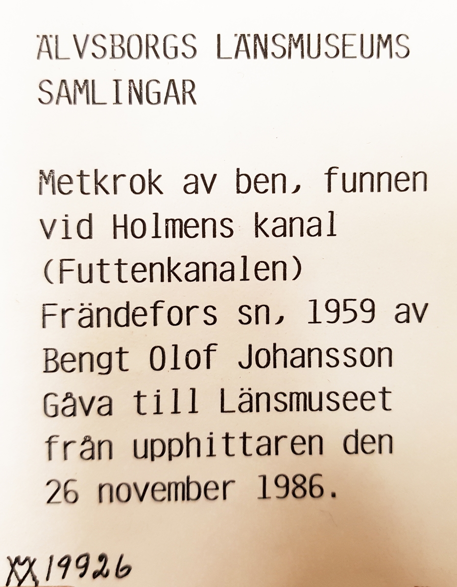 Fiskkrok funnen vid Holmens kanal (Futtenkanalen) Frändefors, Dalsland av Bengt Olof Johansson.

Litt: Hästefjorden under stenåldern sid: 156 - 157. Karin Rex Uddevalla 1988