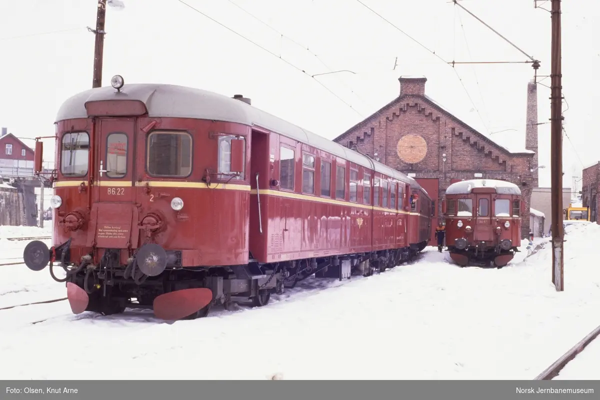 Dieselmotorvognene BM 86 22 og BM 86 57 ved lokomotivstallen på Hamar stasjon