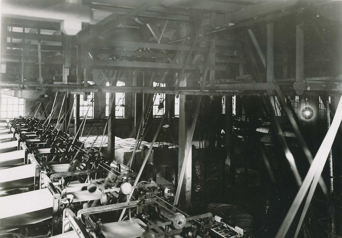 Pappmaskinene i produksjonssalen i det gamle tresliperiet.