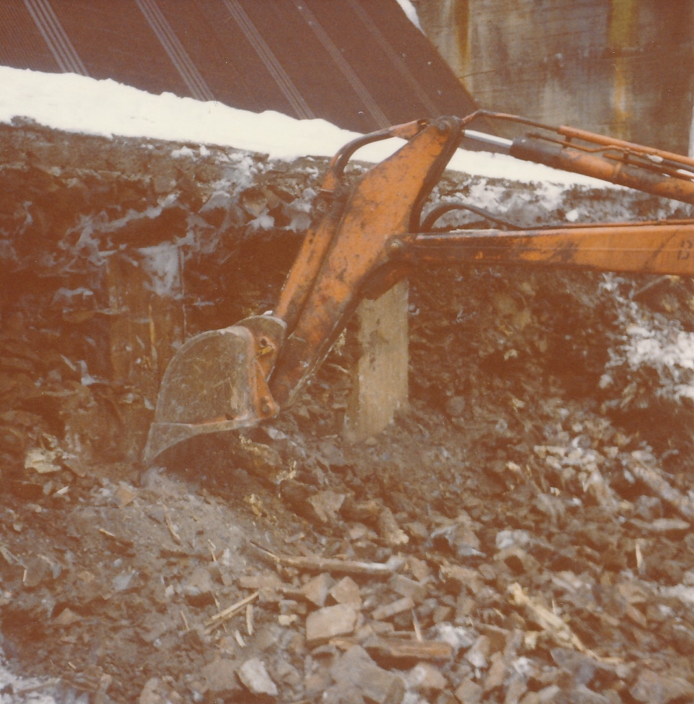Anleggsmaskin av merket Brøyt i arbeid med renskingsarbeid ved dammen på Kistefoss