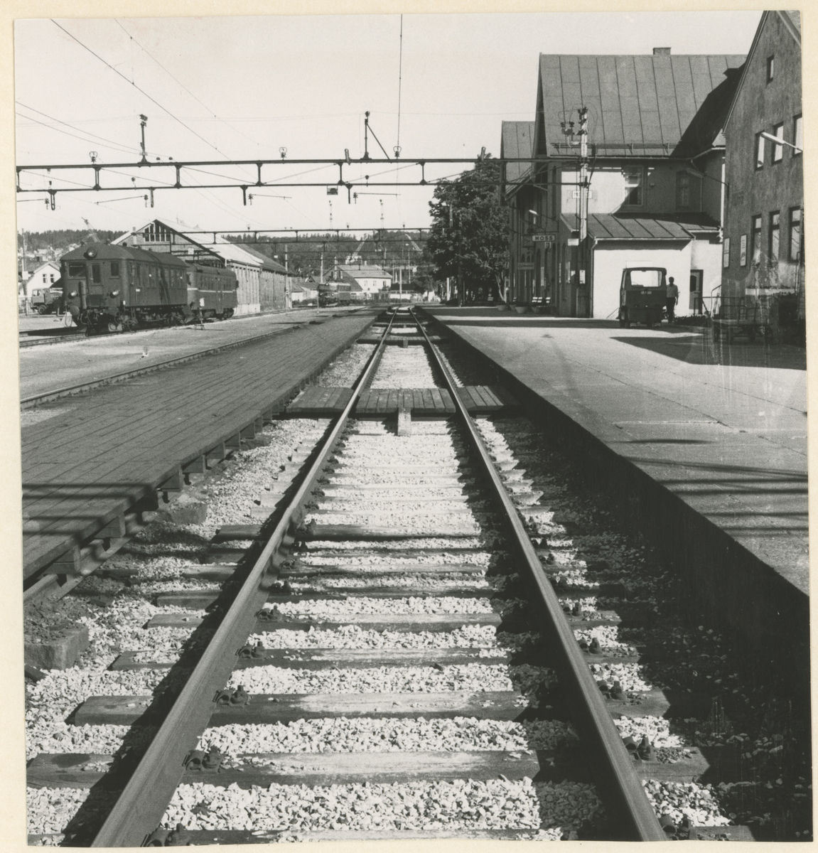 Fotograf har stått i sporet.
Detaljer: Parkert tog, lager, Moss jernbanestasjon.
Historikk: Det var togstans på Østfoldbanen etter et tog-uhell med en sporrenser.
