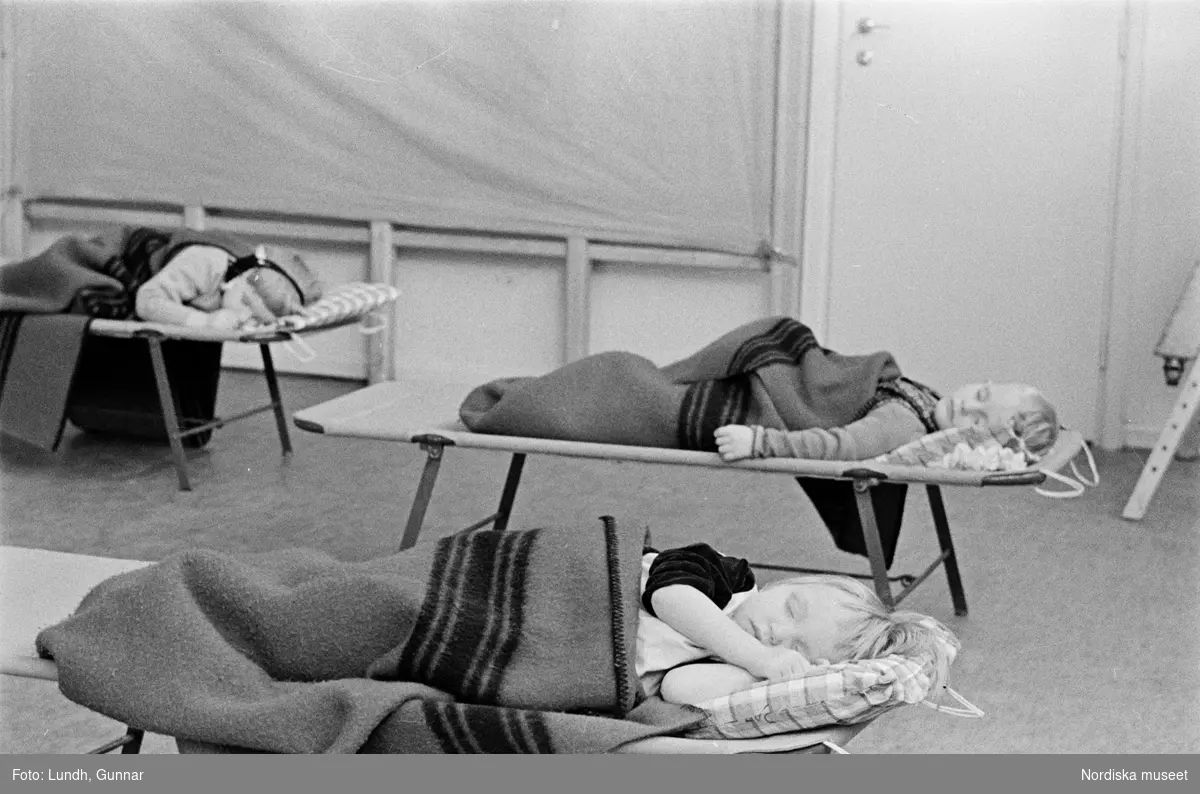 Motiv: H.S.B.s lekstuga vid Fredhäll (HSB);
Ett barn ligger i en säng.

Motiv: H.S.B.s lekstuga vid Fredhäll (HSB);
Ett barn sitter på golvet, en barn sitter i en säng, barn sover i sängar, pojkar spelar kula.

Motiv: H.S.B.s lekstuga på Skeppargat. (gärdet) (Skeppargatan) (HSB);
Porträtt av ett barn, en kvinna och ett barn, ett barn äter.