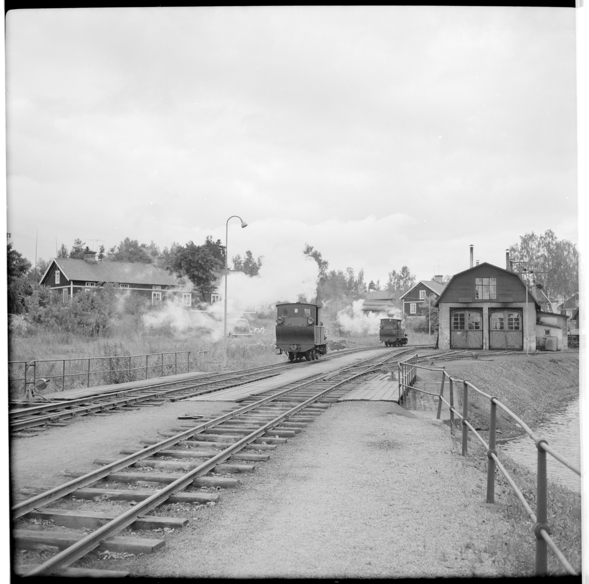 Byvalla - Långshyttans Järnväg, BLJ ånglok utanför lokstallet.