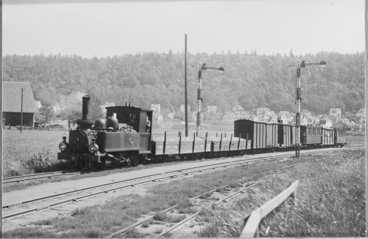 Jönköping - Gripenbergs Järnväg, JGJ ånglok med blandat tåg från Vireda passerar infartssemaforerna till Rosendala.