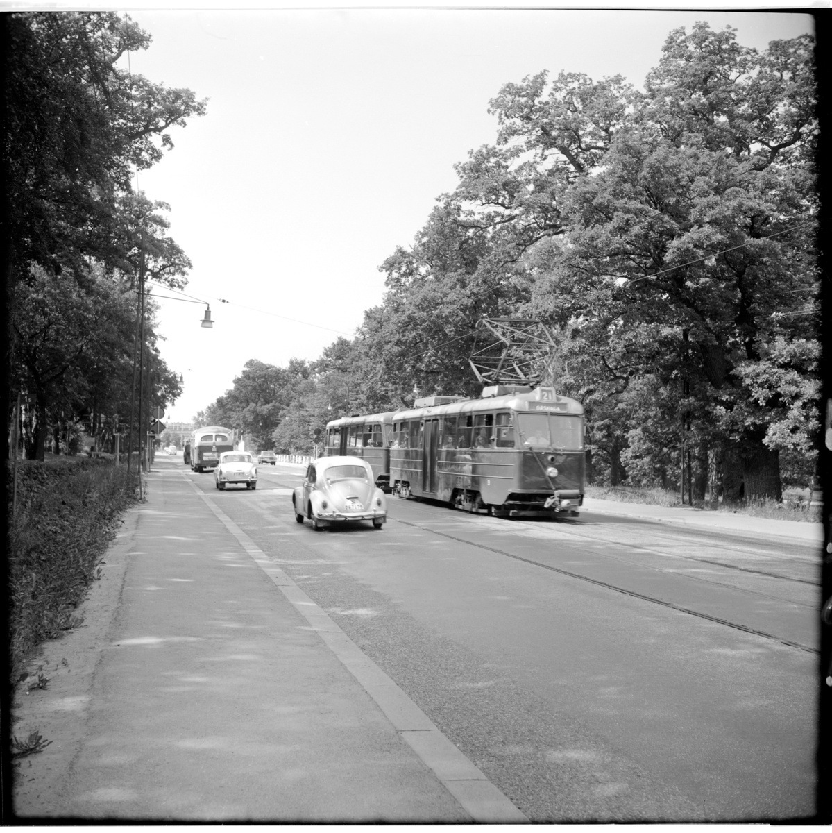 Lidingö Trafik Aktiebolaget, LiB A24(A) 9 "ängbyvagn" linje 21 Gåshaga  på Lidingövägen vid K1. Linje 10 går med buss på grund av ombyggnaderna vid Ropsten.