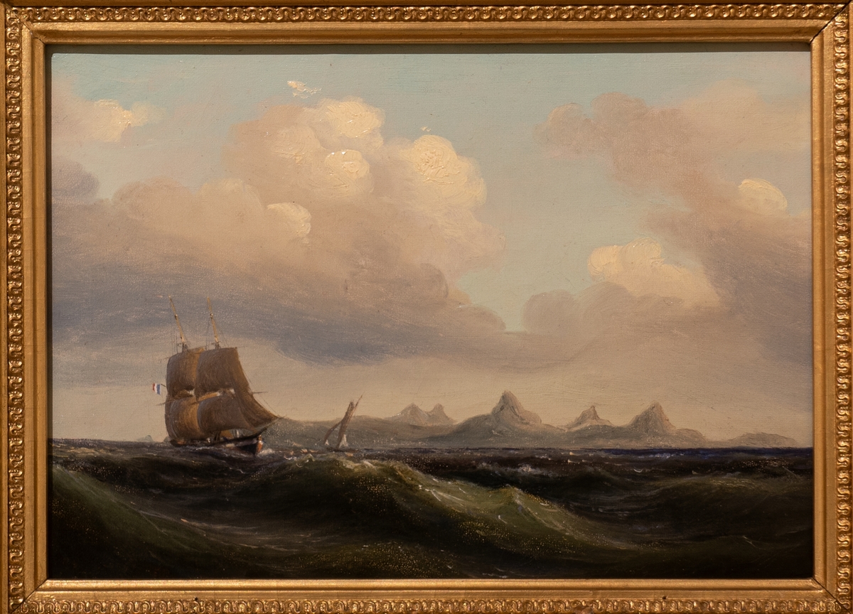 Fartyg på hav med den svenska kolonin (1784-1878) Saint-Barthélemy i bakgrunden. Sedan 1878 är ön en del av Frankrike och ligger i Karibien.
