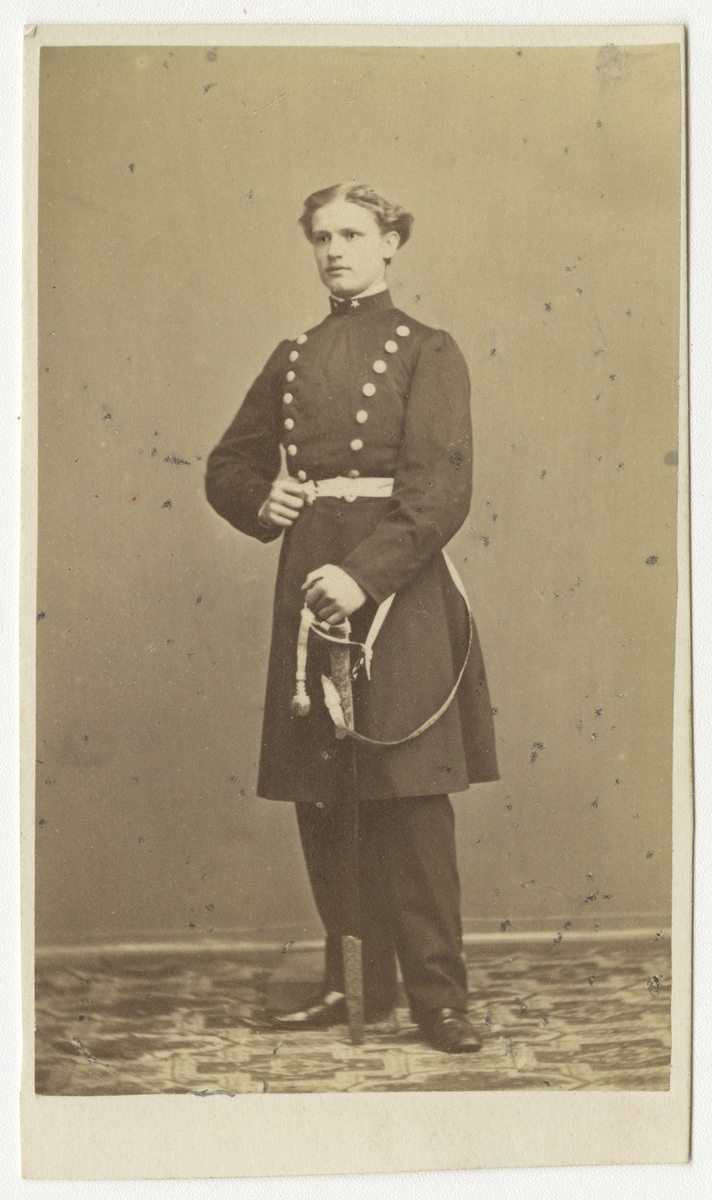 Porträtt av Axel Wilhelm Palme, underlöjtnant vid Andra livgrenadjärregementet I 5.

Se även bild AMA.0001886och AMA.0001981.