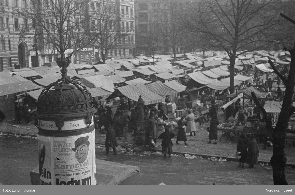 Motiv: Tyskland, Berlin;
Porträtt av en man "Tiller" som dricker ur ett glas.

Motiv: Tyskland, Berlin;
Utsikt från ett restaurangfönster över ett torg med torghandel, en man står vid ett försäljningsstånd med skylt "Sie husten nicht mehr!.....", gatuvy med en cyklist och en bil, gatuvy med bilar och en man som skjuter en kärra med text "G. Pabst Lack-Fabrik", skylt "Diese Villen sind im ganzen oder geteilt zu vermieten.....", grind med skyltar "Prof. Georg Klempener" "Professor Dr. A. Pinkuss", gatuvy med an man som samtalar med en kvinna, ett bord på gatan med böcker till försäljning, skylt "5 zimmer wohnung 1 etage auch geteilt per 1. april näheres b. wirt.", exteriör av byggnad med stor skylt på fasaden "Zu vermieten....", gatuvy med bilar - spårvagn - man med handkärra och en man som sopar gatan.