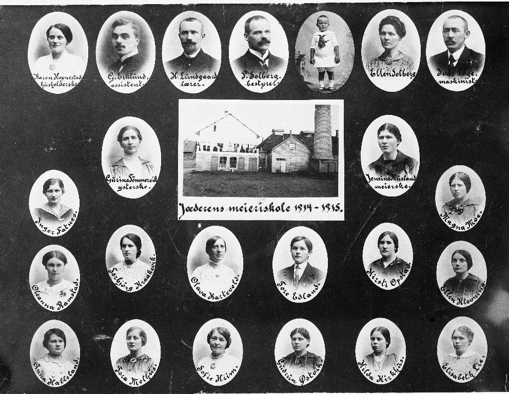 Elevar og lærarar ved Jæren Meieriskole i 1914/1915.
NB! øverste rekkje nr. 5 f. v. Peter Solberg d.y. (1912 -)
