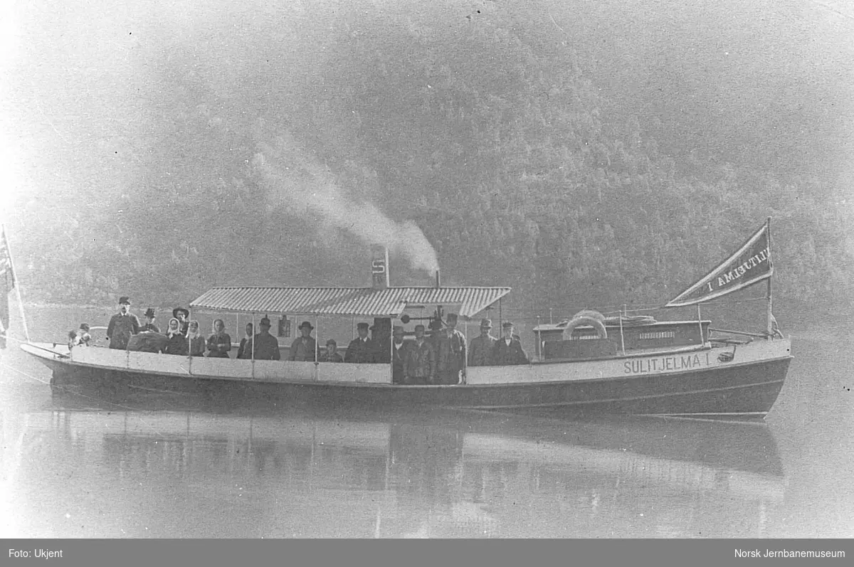 Dampbåten SULITELMA I med passasjerer på Langvatn
