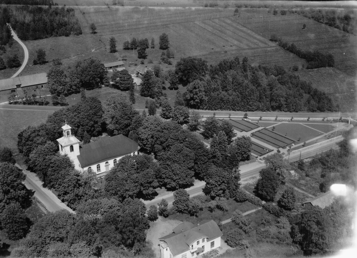 Flygfoto över Voxtorps kyrka i Värnamo kommun i Jönköpings län. Nr 1079/1961