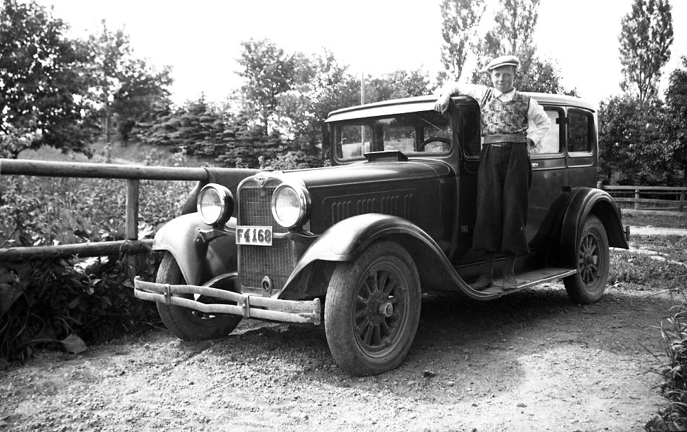 Pojke vid bil (Dodge Victory Six, 1928).