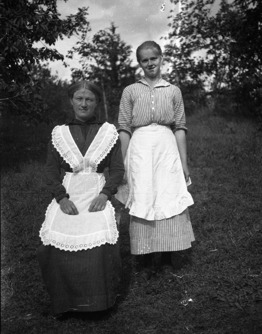 To ansatte, hushjelp,  hos Jenny Biørn. Ca. 1920 - 30